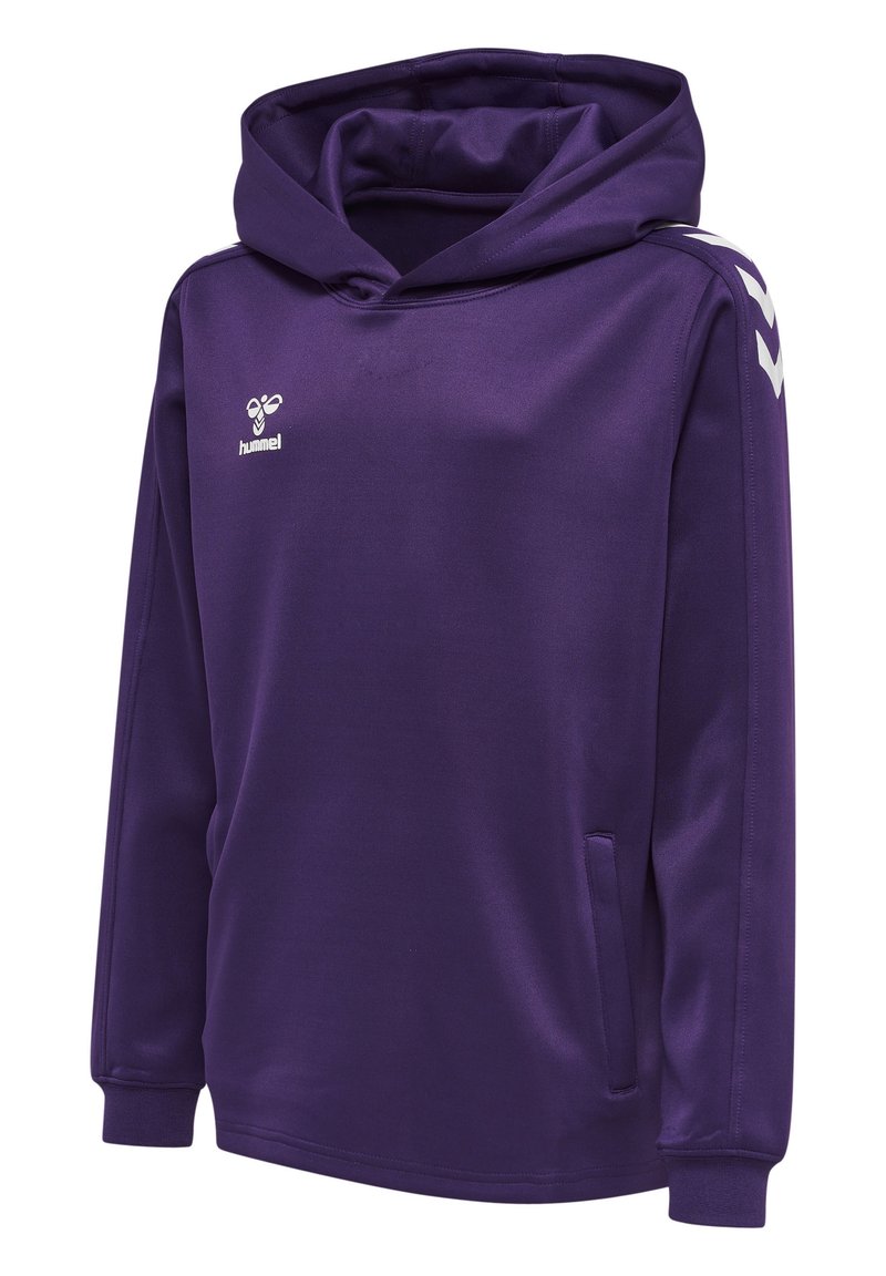 Felpa con cappuccio viola realizzata in poliestere morbido. Presenta un logo bianco e un motivo a chevron sulle maniche. Include una tasca a marsupio frontale.