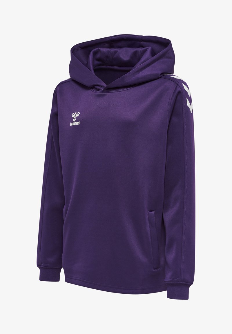 Lila huvtröja gjord av slät polyester. Har vitt logo och chevronmönster på ärmarna. Inkluderar framficka.