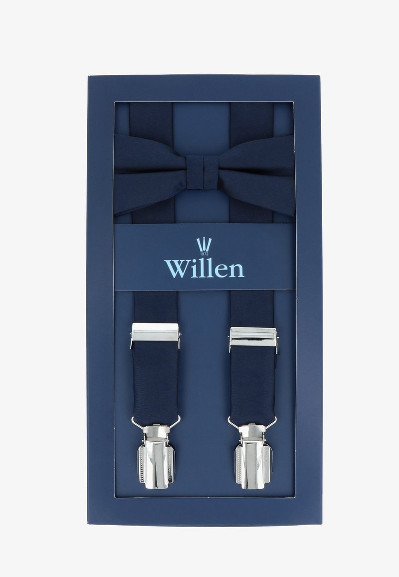 Marineblaue Hosenträger mit passendem Fliegen in einer Geschenkbox. Mit silbernen Metallclips und glattem Stoff. Die Box hat das "Willen"-Logo.