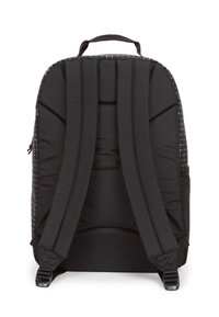 Mochila negra con correas ajustables acolchadas, tela texturizada, diseño estructurado y bolsillos adicionales en los laterales.