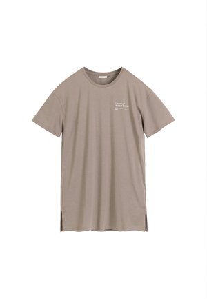 Oversizowana koszulka taupe z krótkim rękawem, okrągłym dekoltem i małym białym nadrukiem z tekstem na lewej piersi.