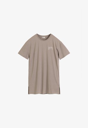 Oversizowana koszulka taupe z krótkim rękawem, okrągłym dekoltem i małym białym nadrukiem z tekstem na lewej piersi.