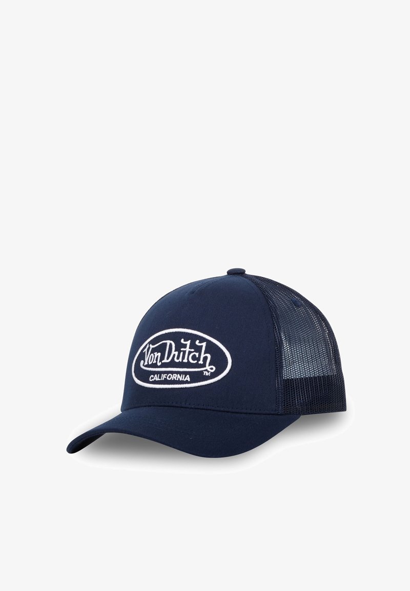 Casquette bleu marine avec un avant en tissu solide et un dos en mesh. Affiche un logo brodé blanc : "Von Dutch CALIFORNIA," avec une visière arrondie.