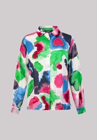 Overhemd met knoopsluiting, versierd met een veelkleurig abstract aquarelpatroon in groen, roze, blauw en zwart op een witte stofachtergrond.