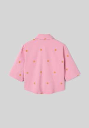 Chemise rose à manches courtes avec col, décorée de petits motifs solaires jaunes éparpillés, vue de dos sur un fond uni.
