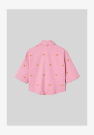 Chemise rose à manches courtes avec col, décorée de petits motifs solaires jaunes éparpillés, vue de dos sur un fond uni.