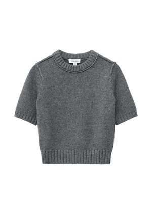 Graues Kurzarm-Strickpullover mit geripptem Rundhalsausschnitt, Bündchen und Saum, flach auf weißem Hintergrund liegend.