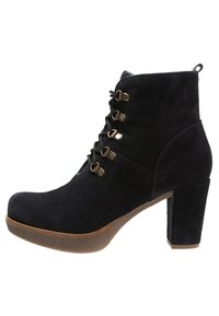 Czarne zamszowe botki do kostki z wysokim obcasem w kształcie bloku, zdobione dekoracyjnymi metalowymi oczkami, sznurowadłami oraz kontrastową gumową podeszwą.