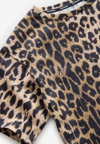 Kurzärmeliges Oberteil mit Leopardenmuster in Beige- und Brauntönen, mit rundem Halsausschnitt und weicher Textur. Schwarzes Markenetikett innen am Kragen.