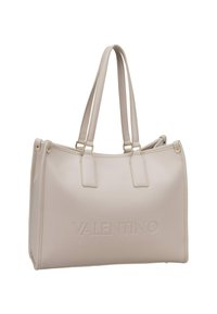 Bolso tote beige de Valentino con dos asas, de cuero texturizado y logotipo embosado en la parte frontal. Forma rectangular con un diseño estructurado.