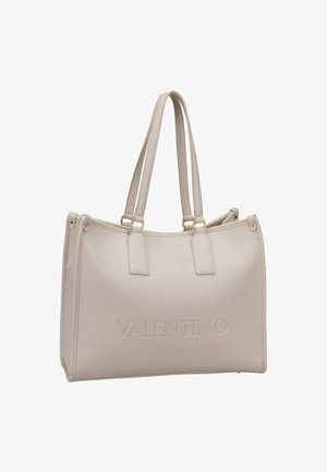 Borsa a spalla beige Valentino con due manici, in pelle testurizzata e logo embossato sul davanti. Forma rettangolare con un design strutturato.