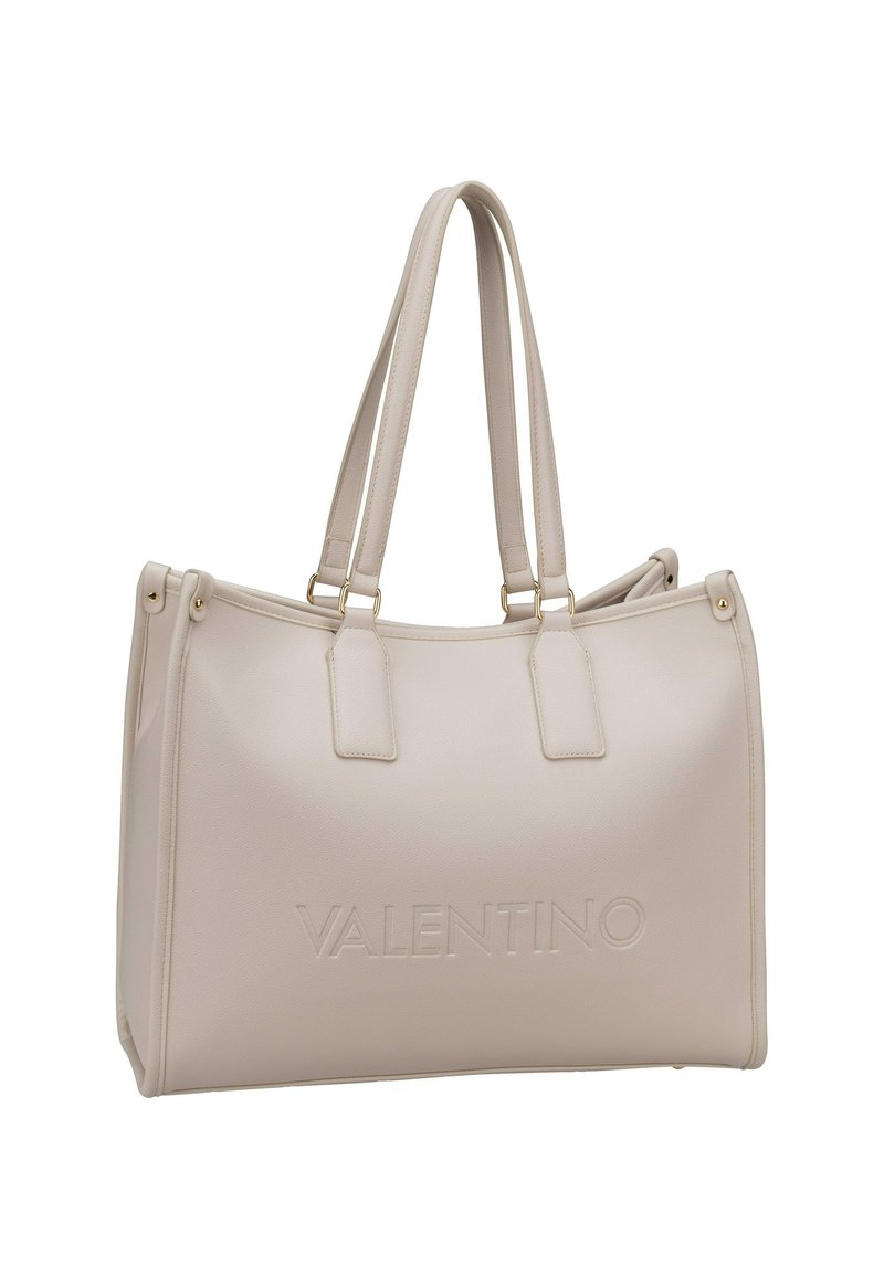 Bolso tote beige de Valentino con dos asas, de cuero texturizado y logotipo embosado en la parte frontal. Forma rectangular con un diseño estructurado.