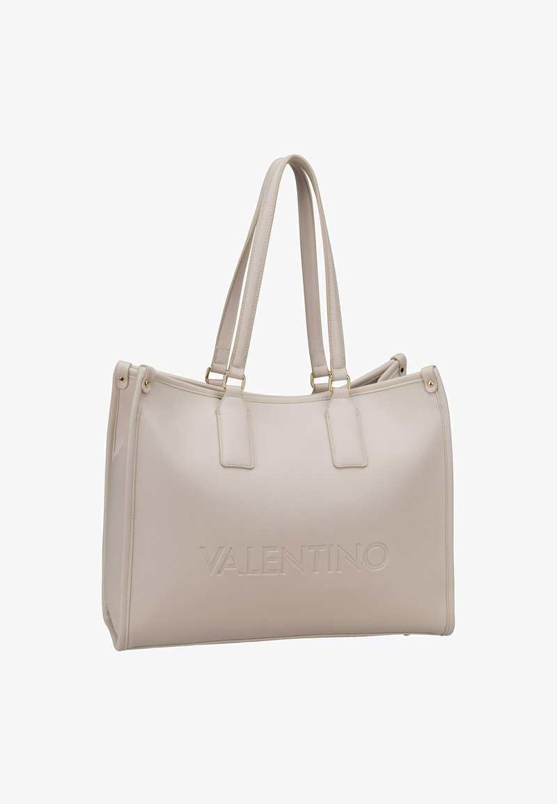Bolso tote beige de Valentino con dos asas, de cuero texturizado y logotipo embosado en la parte frontal. Forma rectangular con un diseño estructurado.