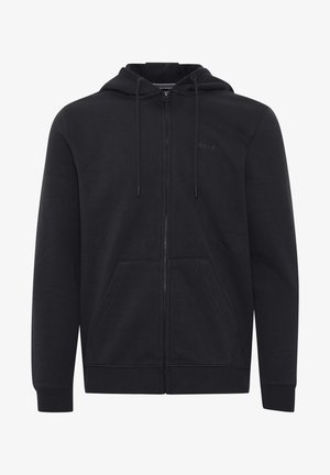 Must värvi tolmujope, mis on valmistatud pehmest kangast. Omab tõmblukku, kapuutsi reguleerimiseks nööri, esipocketeid ning ribakudumist mansetid ja alläär. Nähtavaid logosid pole.