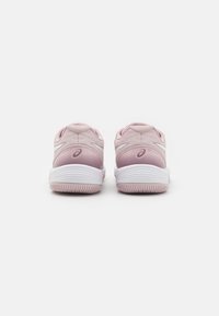 Tênis atléticos rosa com um cabedal em malha texturizada, calcanhar acolchoado e sola branca. Apresenta detalhes refletivos e um design de gradiente sutil.