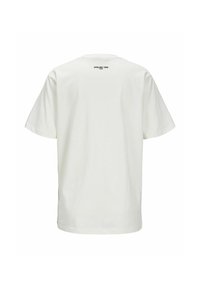 Camiseta de algodón blanca de manga corta, con un corte relajado y cuello redondo. Presenta "ATELIER 1990" impreso en negro en la parte posterior.