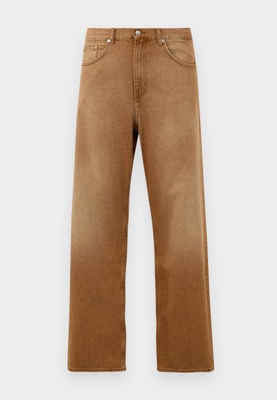 Braune Denim-Weitbeinjeans mit hoher Taille, ausgestattet mit zwei Vorderaschen, einem Knopfverschluss und subtiler Struktur. Keine sichtbaren Muster oder Akzente.