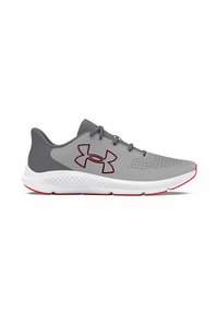 Baskets de sport grises avec une tige en mesh respirant, semelle intermédiaire blanche et accents rouges sur la semelle et le logo. Présente un design à lacets et des détails texturés.