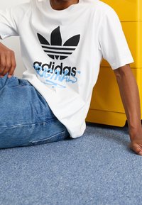 adidas Originals Triko s potiskem - white