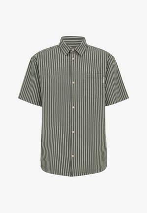 Kurzärmeliges Hemd zum Zumachen mit vertikalen grauen und grünen Streifen und einer Brusttasche auf weißem Hintergrund.