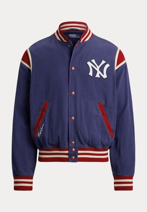 Blauw-rode varsityjas met gestreepte kraag en boorden, drukknoopsluiting, frontzakken en wit NY-logo op de borst.