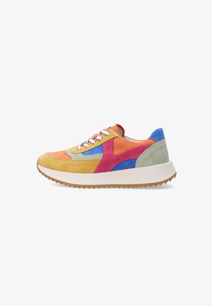 Kleurrijke suède sneaker met okergele, oranje, roze, blauwe en grijze panelen, witte zool en meerkleurige rode en witte veters, zijaanzicht.