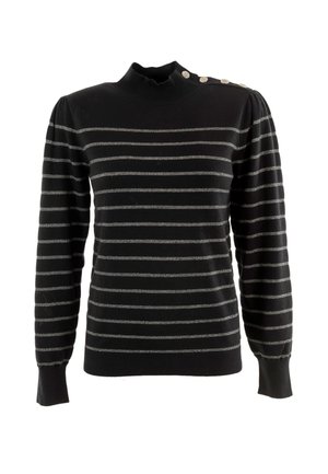 Maglione nero con strisce orizzontali grigie, collo alto e maniche lunghe a sbuffo. Presenta bottoni decorativi su una spalla.