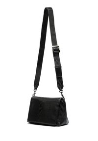 Czarna torba na ramię wykonana z teksturowanego, tłoczonego materiału. Posiada płaską klapkę, regulowany pasek i srebrne akcenty klamry.