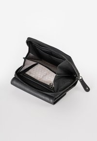 Zwarte leren portemonnee met een ritssluiting, meerdere kaartsleuven en een gestreepte binnenvoering. Gladde textuur met een compact ontwerp.