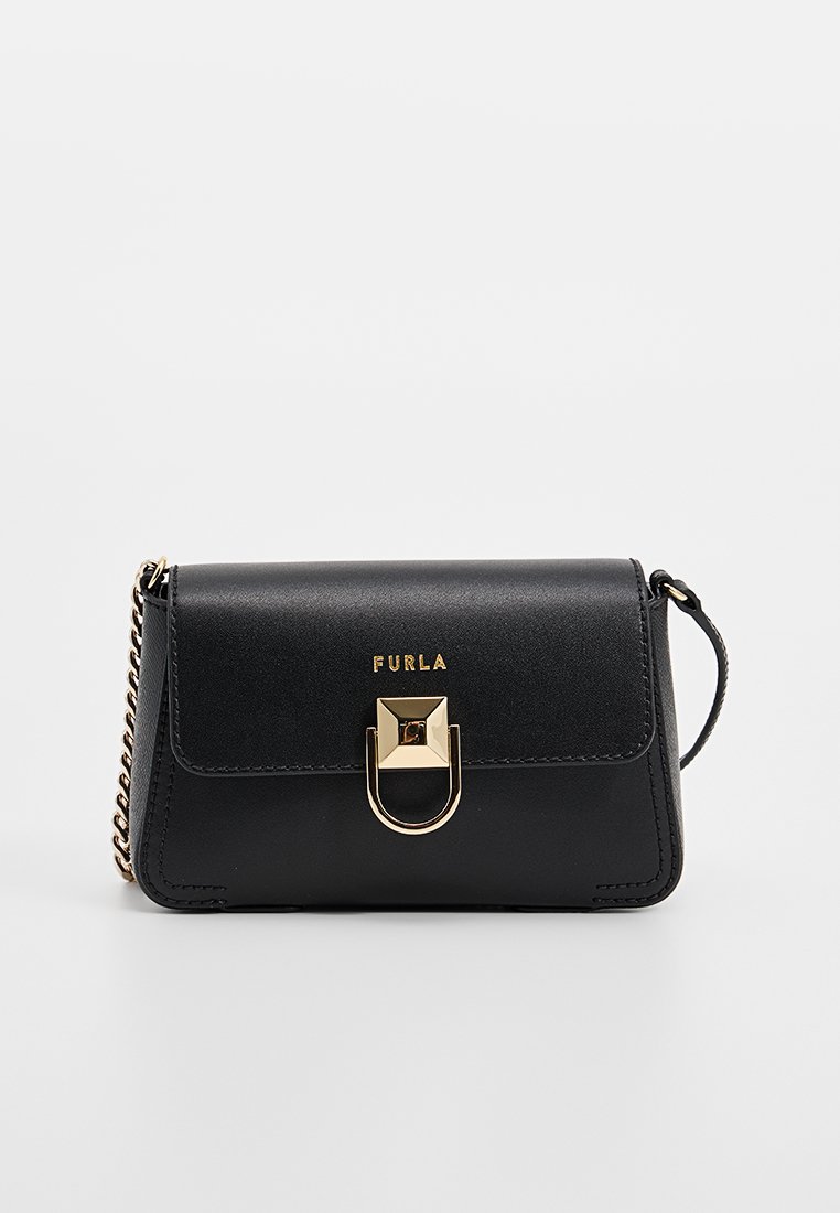 Borsa a tracolla in pelle nera con hardware dorato, caratterizzata da una chiusura a patta e una tracolla a catena. Logo Furla ben visibile davanti.