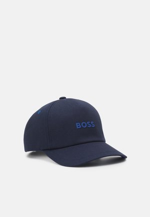 Mørkeblå baseballkasket med buet skygge og "BOSS" broderet i blåt midt på forsiden, vist mod en ensfarvet lys baggrund.