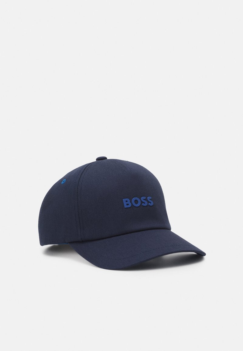 Casquette de baseball bleu foncé avec une visière incurvée et "BOSS" brodé en bleu au centre avant, présentée sur un fond clair uni.