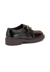 Zapato de cuero marrón con un acabado suave, que presenta un acento de ante marrón en contraste, un detalle de hebilla y una suela de goma marrón gruesa y baja.