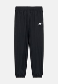 Črne športne hlače z elastičnim pasom, zožanimi gležnji in belim Nike logotipom na levi strani. Gladek, lahek material.
