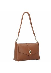 Sac à main en cuir brun au design plat et structuré. Doté d'un fermoir métallique et d'une bandoulière réglable. Fini texturé avec des accents dorés.