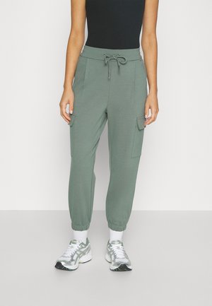 Vero Moda Petite VMEVA - Παντελόνι cargo - dark forest