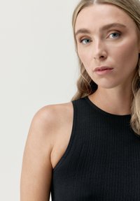 Černé žebrované tílko s vysokým výstřihem a bezrukávovým designem, s hladkou texturou a přiléhavým střihem.