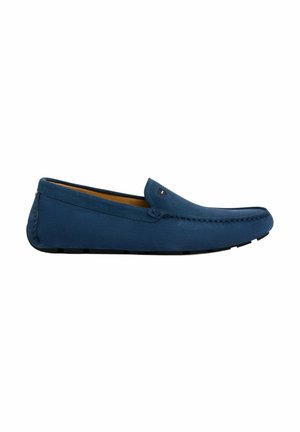 Mocassin pour homme en daim bleu marine avec couture sur la pointe style mocassin et semelle en caoutchouc noire, présenté de profil sur un fond blanc.