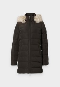 Sort quiltet mellemlangt vinterfrakke med frontlynlås og beige faux fur kant på hætten.