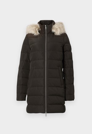 Abrigo de invierno negro acolchado de longitud media con cremallera frontal y borde de piel sintética beige en la capucha.