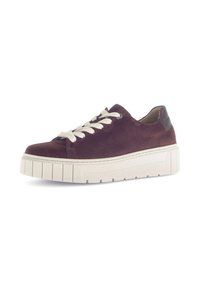 Burgunderfarbene Wildledersneaker mit cremefarbenen Schnürsenkeln, dicker weißer Gummisohle und leichtem Absatz; mit einem glatten Rückenakzent.