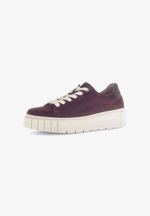 Bordeaux suède sneakers met crèmekleurige veters, dikke witte rubberen zool en een lichte hak; met een gladde achterkantaccent.