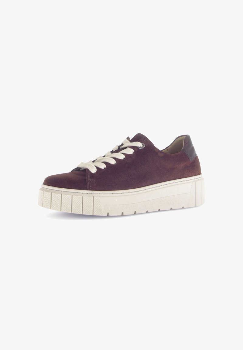 Burgunderfarbene Wildledersneaker mit cremefarbenen Schnürsenkeln, dicker weißer Gummisohle und leichtem Absatz; mit einem glatten Rückenakzent.