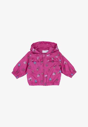 Chaqueta rosa con capucha, que cuenta con un cierre delantero y puños elásticos. El diseño incluye coloridos patrones de frutas, con un detalle fruncido en el pecho.