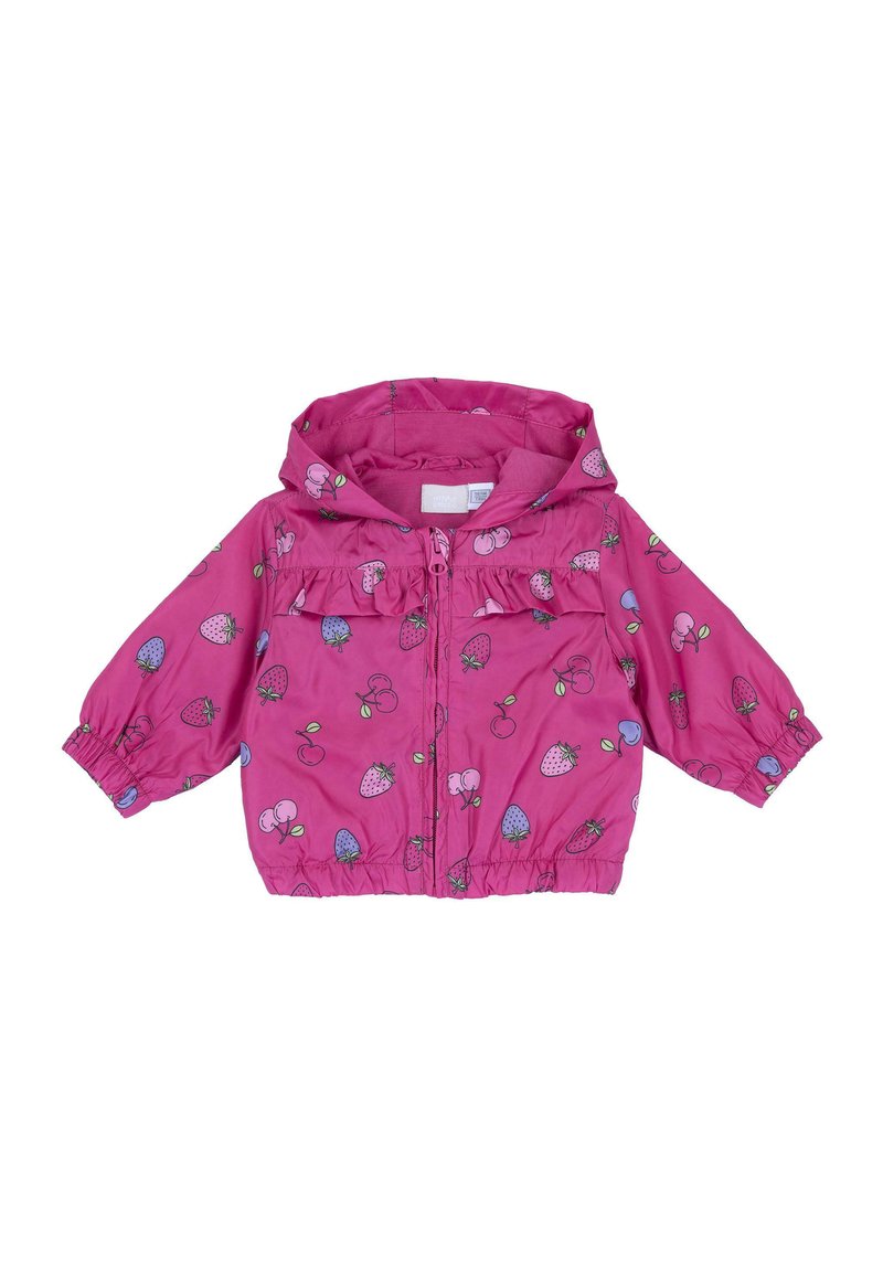 Jacket rosa con cappuccio, dotata di zip frontale e polsini elasticizzati. Il design include motivi di frutta colorata, con un dettaglio arricciato sul petto.