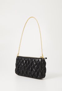 Svart lær clutch med en quiltingdesign, med en gullkjede-stropp og en glidelås-lukking langs toppen.