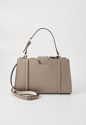Sac à main structuré gris clair en matériau texturé, doté de deux poignées, d'une bandoulière amovible et d'accents en métal doré.
