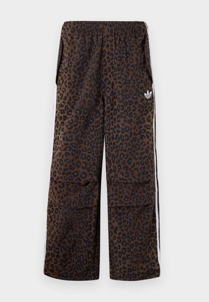 Spodnie z szerokimi nogawkami w panterkę, z elastycznym paskiem, bocznymi kieszeniami, białymi paskami po bokach i białym logo Adidas trefoil na prawej nodze.