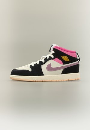 Magas szárú sportcipő fehér, fekete és rózsaszín színben, lila Nike swoosh logóval és sárga Air Jordan Wings logóval az oldalon, fehér fűzőkkel és bézs talppal.