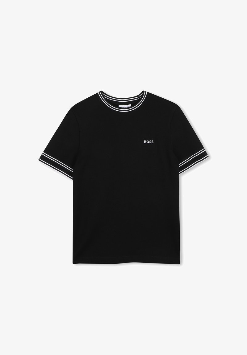 Maglietta nera a maniche corte con doppie strisce bianche sul colletto e sui bordi delle maniche, e logo "BOSS" sul lato sinistro del petto.